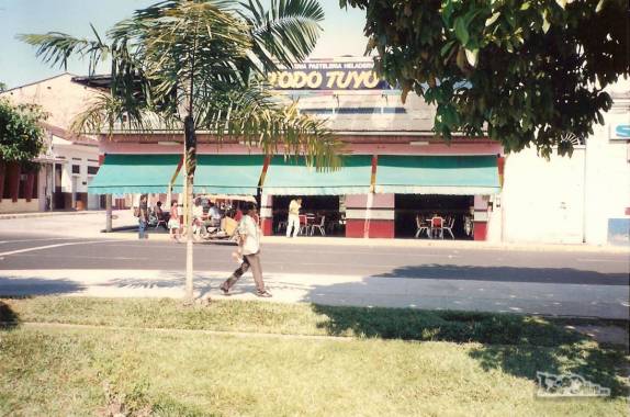 Uma deliciosa casa de sucos e saladas de frutas em Iquitos, no Peru (foto de Julho de 1990)